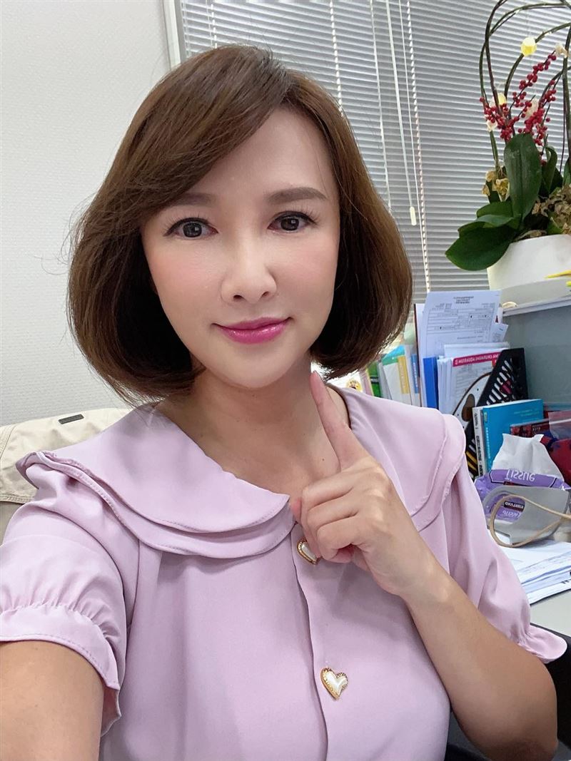 前主播刘芯彤亲揭宫斗内幕!惊爆「喝一杯水喉咙沙哑两周」