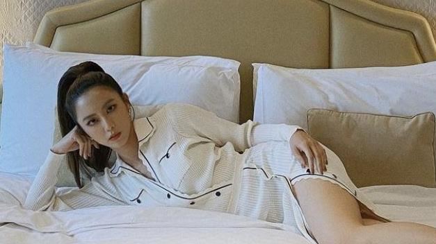养眼私照流出!周晓涵细肩上衣躺床 洩「性感锁骨」网晕爆