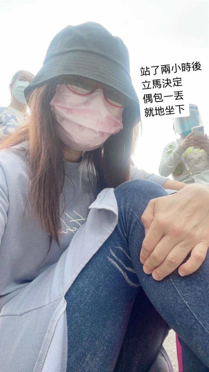 女星高烧骨头痛!排4小时PCR 见医生这幕心碎:好伟大