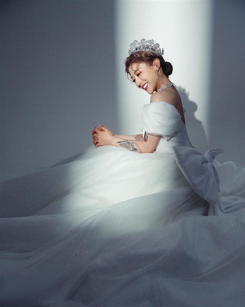 安迪爱女绝美婚纱照曝光!转身「深V到肚脐」火辣尺度爆表