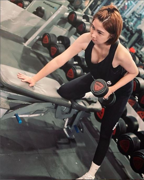 曾智希吼「不是来拍照的」!运动美胸全外洩 网惊喊太凶了