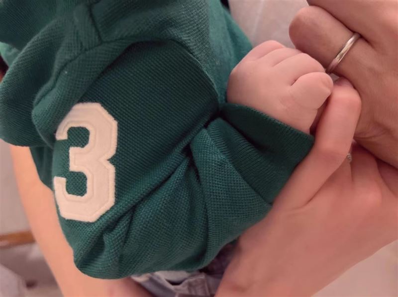 林志玲结婚3周年!一家三口照曝光 儿子「小手手」萌翻