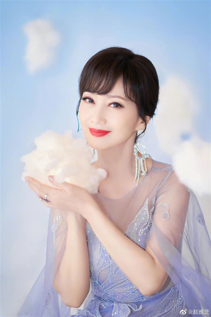 最美白娘子神冻龄!67岁赵雅芝「辣穿薄纱礼服」根本仙女