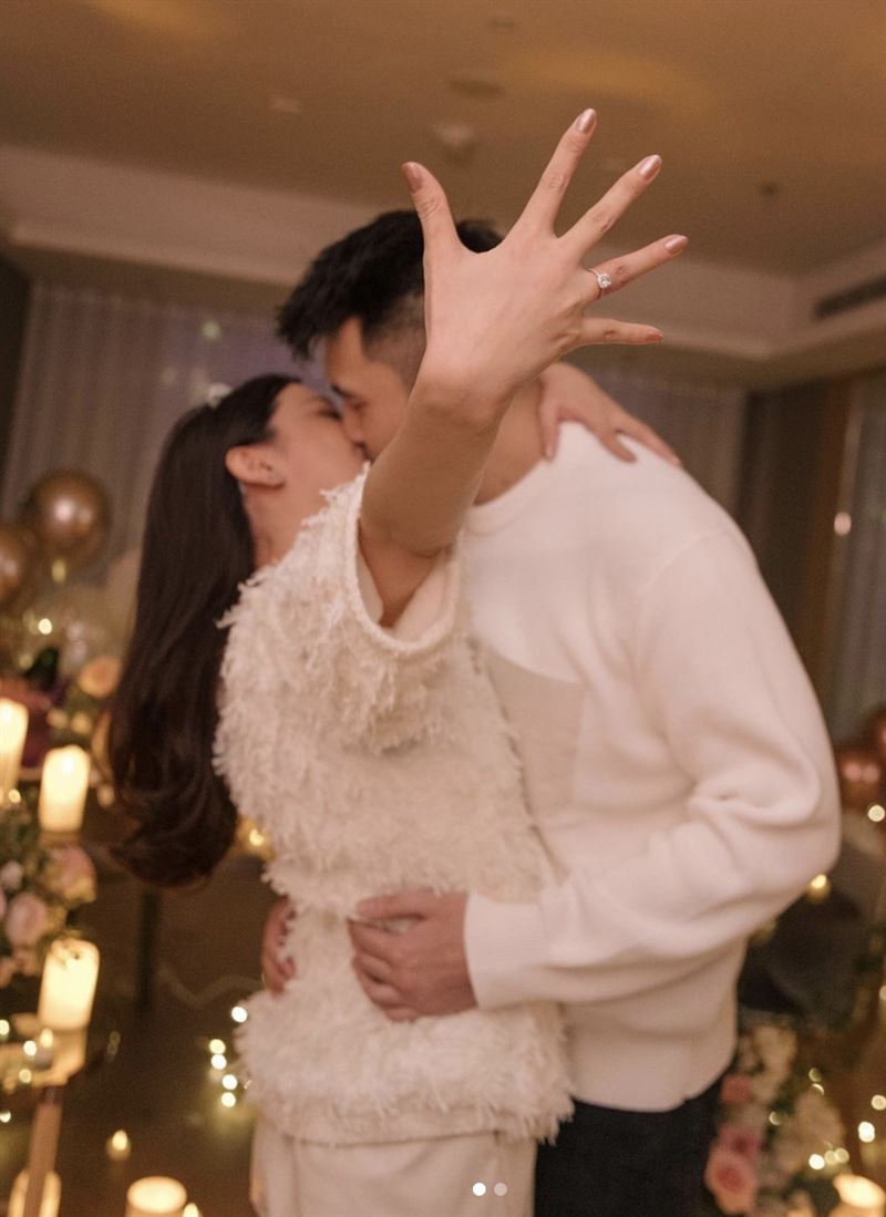 刘芒被求婚啦!交往4年将升格人妻 激吻男友晒超大钻戒