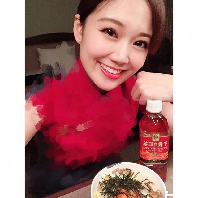 華航「嫩乳空姐」再一枚！泳池邊「倒奶曬乳」照，畫面根本太舒壓了…