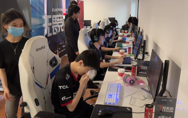 EDG连输OMG、V5之后选手爆哭别喷了!EDG连输OMG、V5之后选手爆哭,Viper受挫!