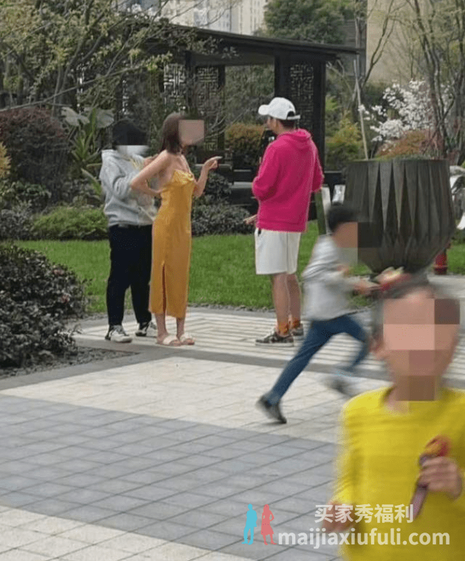 美女网红占用楼道拍视频,被提升到安全问题,是反感还是小题大做