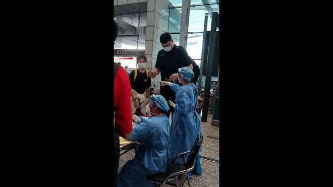 姚明带女儿机场做核酸被偶遇 12岁女儿身高超成人 姚明带女儿机场做核酸被偶遇 12岁女儿身高超成人
