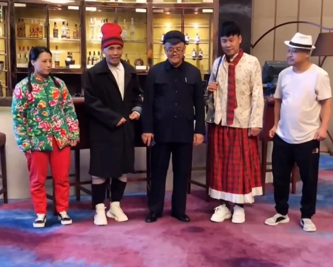 山寨“赵家班”山寨“赵家班”的山寨“刘老根大舞台”火了,远看简...