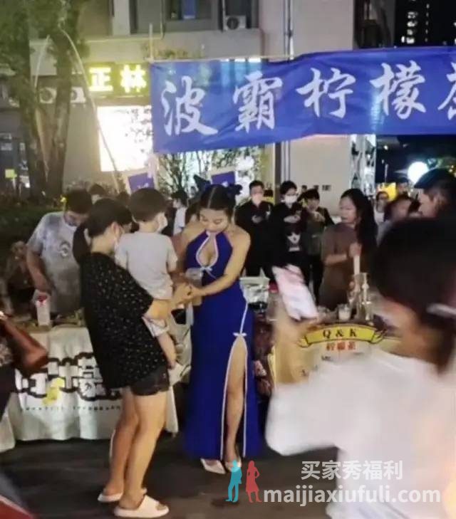 “波霸”奶茶老板娘穿着性感被举报,回应只是利用自身优势,哭着喊“穿衣自由”