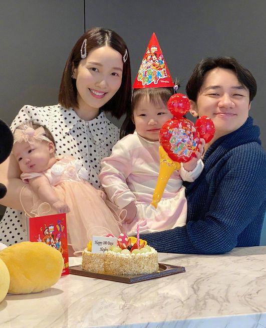 王祖蓝一家四口出游 两个女儿穿姐妹装呆萌可爱 王祖蓝一家四口出游 两个女儿穿姐妹装呆萌可爱