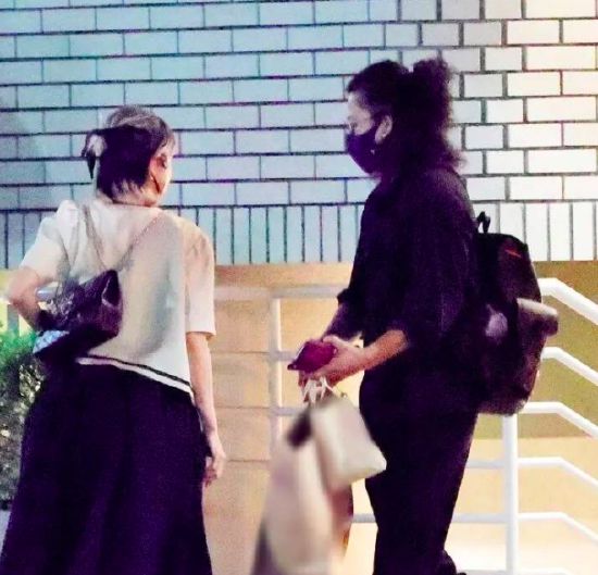 小栗旬与山田优约会被拍 十指紧扣牵手散步好甜蜜 小栗旬与山田优约会被拍 十指紧扣牵手散步好甜蜜