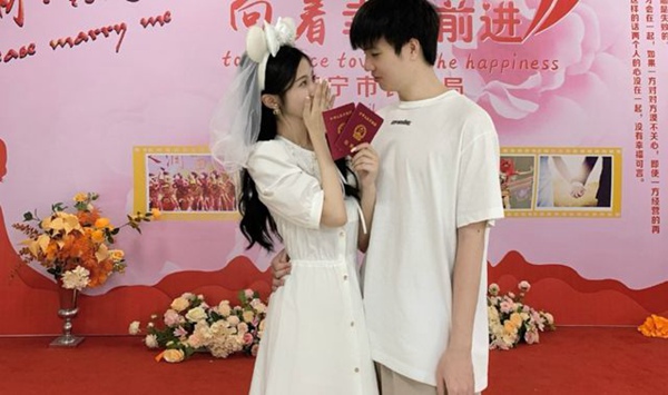 RNG又一选手Letme官宣结婚RNG又一选手Letme官宣结婚!多位圈内好友现身评论祝福!