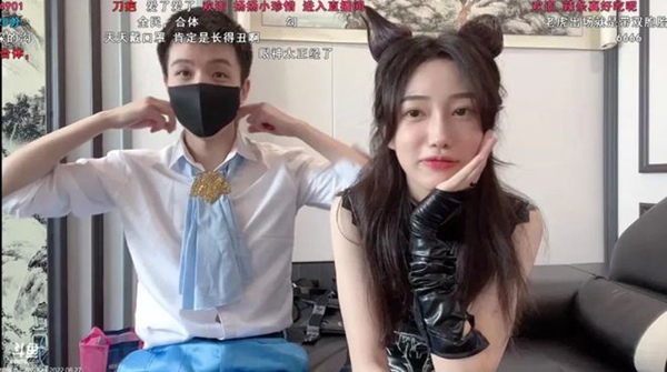 斗鱼小董户外节目cos猫女斗鱼小董户外节目cos猫女!与小漠搭档游戏CP感拉满!