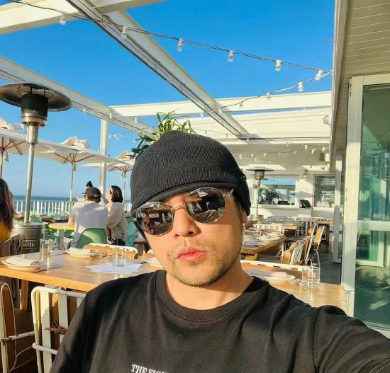 周杰伦晒错过的烟火MV预告图 MV将于28日零点上线 周杰伦晒错过的烟火MV预告图 MV将于28日零点上线