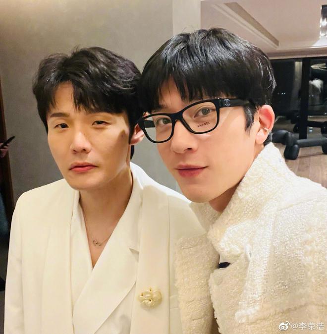 李荣浩晒井柏然做的甜点 井柏然:今晚鸡脚锅走起 李荣浩晒井柏然做的甜点 井柏然:今晚鸡脚锅走起