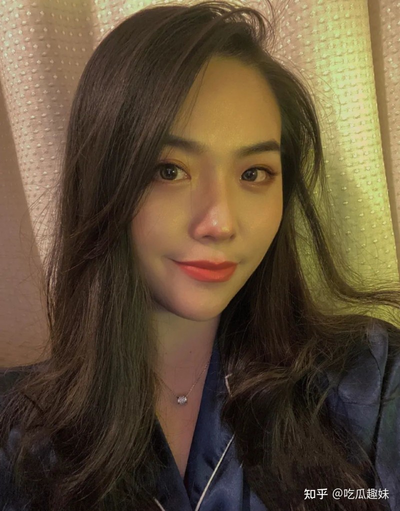 美女护士脱掉制服,却遭网友炮轰:现在的护士真会玩!