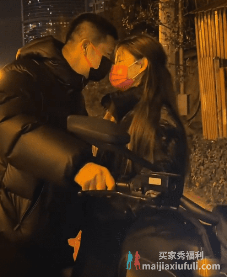 网红痞幼与男友合体直播,讲述女主男恋爱史,恋爱脑幸福感满满
