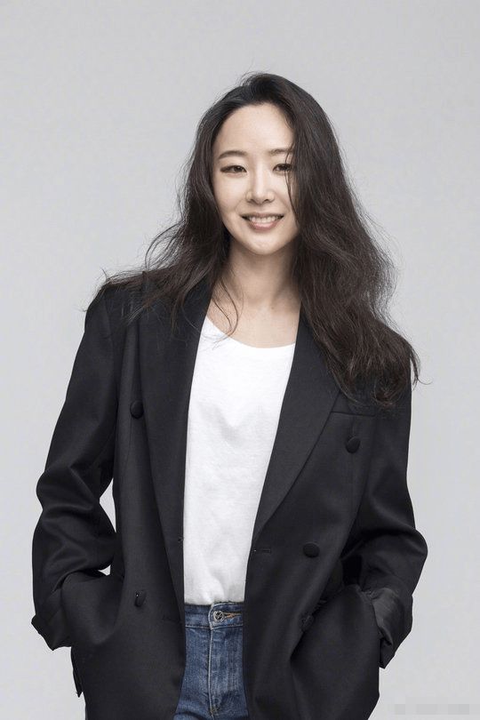 韩国女制作人闵熙珍被疑恋童癖 房间挂大尺度海报 韩国女制作人闵熙珍被疑恋童癖 房间挂大尺度海报