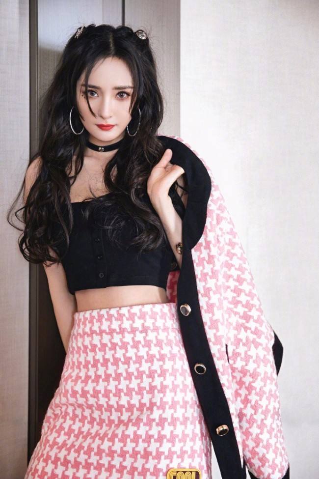 杨幂给《狐妖》剧组送咖啡 被工作人员喊红红老师 杨幂给《狐妖》剧组送咖啡 被工作人员喊红红老师