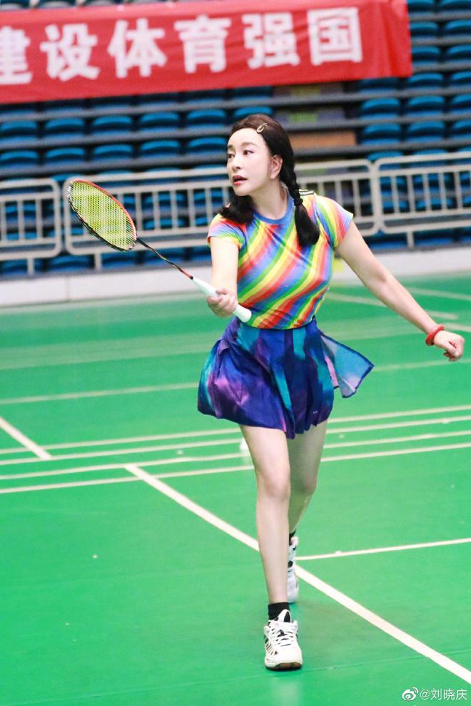 69岁刘晓庆晒生活近照 穿彩虹运动裙状态似少女 69岁刘晓庆晒生活近照 穿彩虹运动裙状态似少女