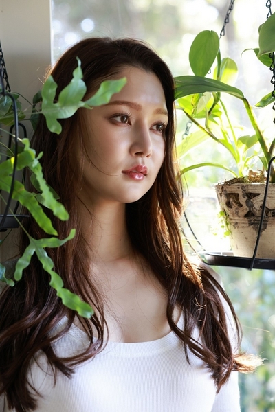 01.jpg 出道即脱?谜之女星宫下薫身分依旧神秘,但G奶O毛早被看光!