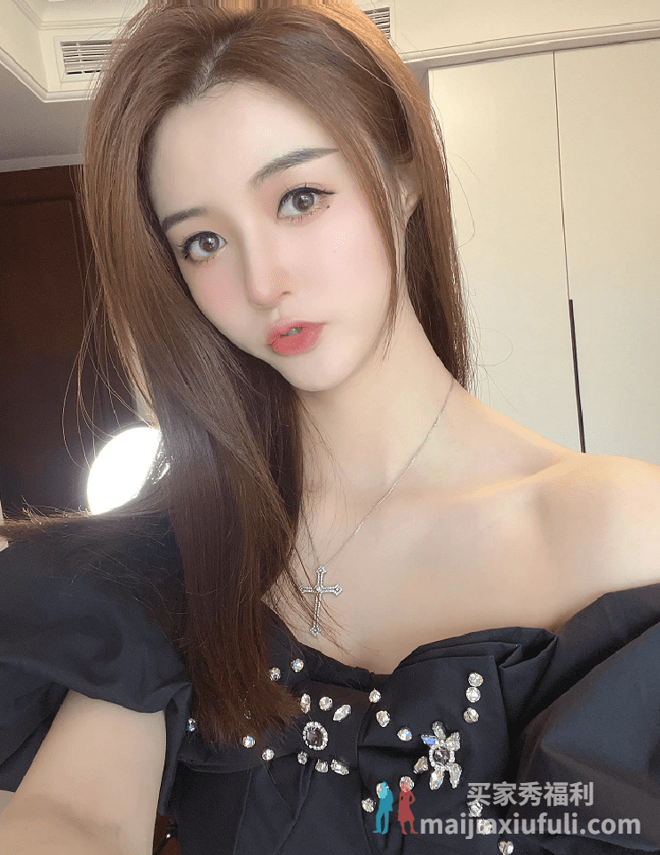 罗玉姬子跳舞路人视角,大叔情不自禁跟着摇摆,尊享“帝王”待遇
