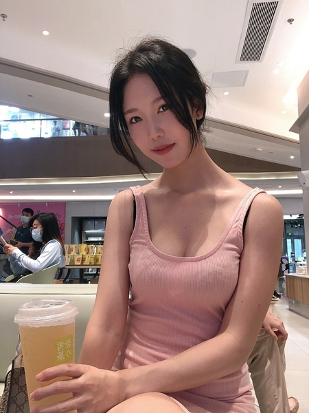 01.jpg 更诱人的都在私拍?超辣网红利世外型太惹火诱惑度爆表