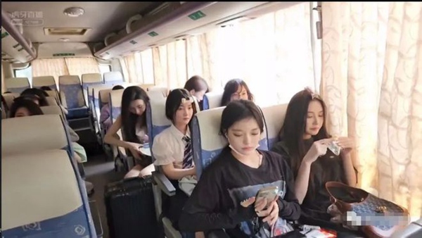 虎牙童锦程携众美女主播开启《向往的生活》虎牙童锦程携众美女主播开启《向往的生活》,不合作...