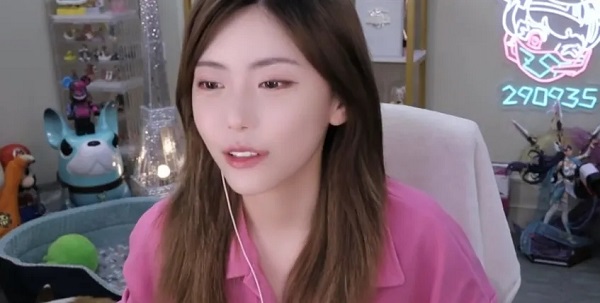 斗鱼一姐周淑怡爆料亲爸给自己找了后妈斗鱼一姐周淑怡爆料亲爸给自己找了后妈,水友:比你小?