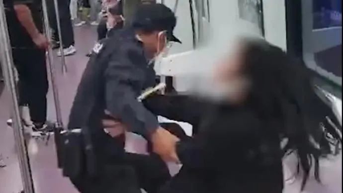 地铁保安强行拖拽女乘客 微博热搜榜西安地铁保安拖拽女子事件