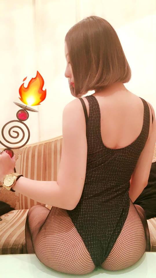 肉臀一把抓！妹子背後視角兩片「豐滿大肉臀」一把抓下去，真的多汁又柔軟啊….