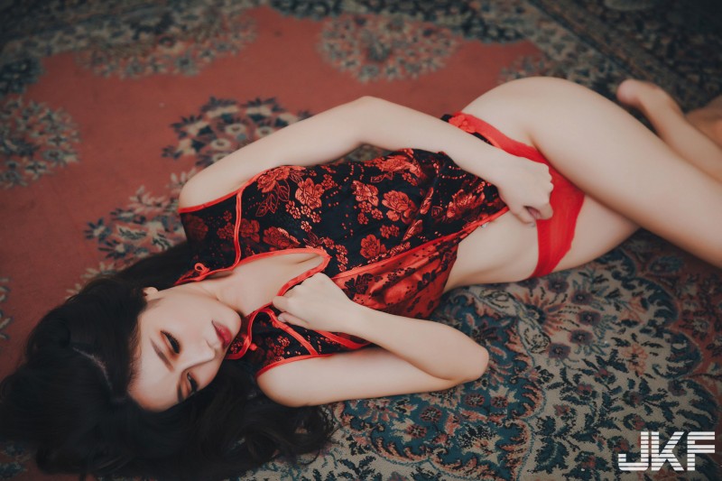 慵懶美人「雲嫣」的性感日常！惹火旗袍展現「白皙美臀」，四下無人更是直接坦露美乳…