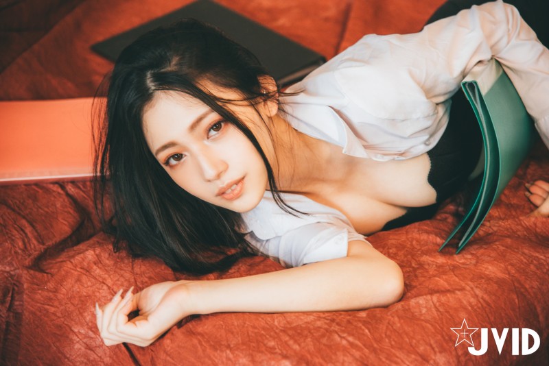 『JVID月刊寫真Vol.177』火辣小秘書「夏暮光」翹班去！電梯內「上空全裸」太狂野了…