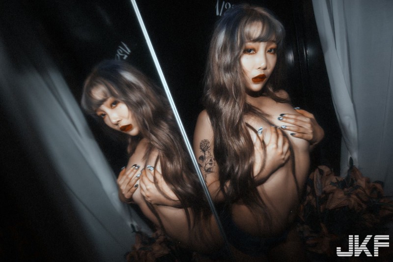 爆乳挑逗！辣模Stacy「裸身捧乳超誘惑」，吧台上「美尻視角」太犯規…