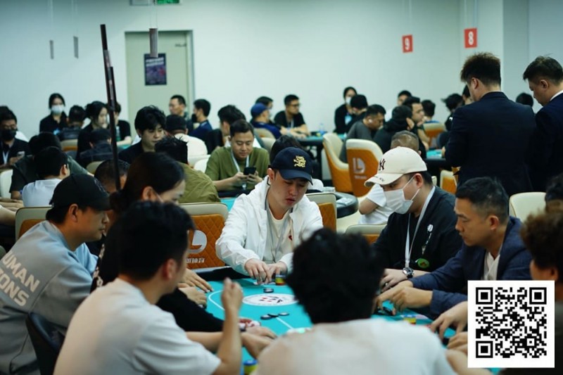 【EV撲克】第一届山海杯鲲鹏系列赛|主赛B组110人次竞争21人晋级,王云峰倒数手牌翻倍收取32.3万计分牌成CL!明天主赛小组赛最后晋级机会!