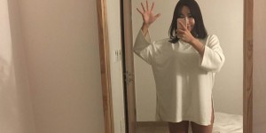 【EV女孩】網拍老闆娘好吸睛，下半身沒穿搞自拍，胸前圓潤的酥胸呼之欲出網友直呼：令人凍不了！