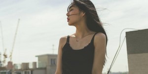 【EV女孩】妹子「裸身釋放」胸前渾圓奶球，浴室洗澡「火辣曲線」乍現讓人跟著濕…