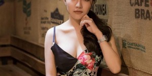 【EV女孩】健身女孩「側身照又圓又兇」，大車頭燈要把路人閃暈！