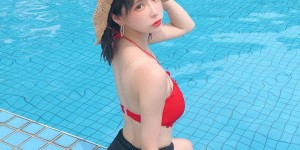 【EV女孩】甜美制服正妹「展現超雄偉乳量」，胸前白嫩畫面太誘惑！