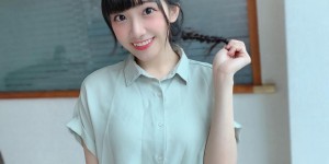 【EV女孩】正妹空服員超短窄裙展現「蜜大腿」　黑絲襪太香了！