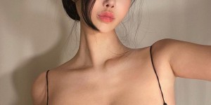 【EV女孩】混血網紅 Siyoung 成穿搭教科書！深 V 洋裝「正面風光」讓網友看呆