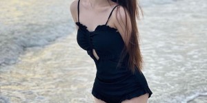 【EV女孩】可愛妹子「海邊玩水泳裝好吸睛」，「窈窕曲線」遊客都驚豔！