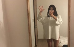 【EV女孩】網拍老闆娘好吸睛，下半身沒穿搞自拍，胸前圓潤的酥胸呼之欲出網友直呼：令人凍不了！