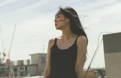 【EV女孩】妹子「裸身釋放」胸前渾圓奶球，浴室洗澡「火辣曲線」乍現讓人跟著濕…