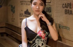 【EV女孩】健身女孩「側身照又圓又兇」，大車頭燈要把路人閃暈！