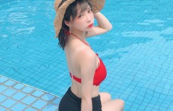【EV女孩】甜美制服正妹「展現超雄偉乳量」，胸前白嫩畫面太誘惑！