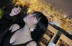 【EV女孩】超火辣學生妹「糖糖」制服襯衫大開！「飽滿豪乳」有夠兇，網友驚呼：這有20公斤吧！