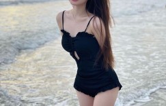 【EV女孩】可愛妹子「海邊玩水泳裝好吸睛」，「窈窕曲線」遊客都驚豔！
