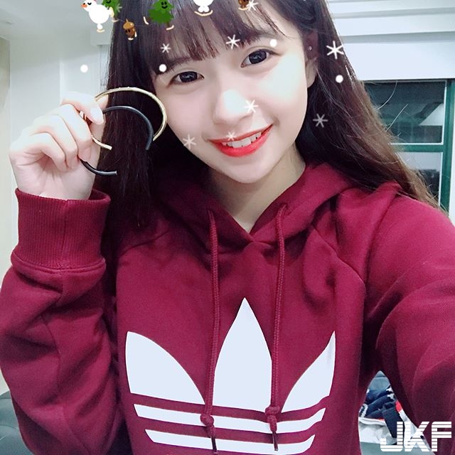 太甜了～高顏值甜美學生妹「育婷」無辜大眼＋清純微笑讓人想重回學生時代了！